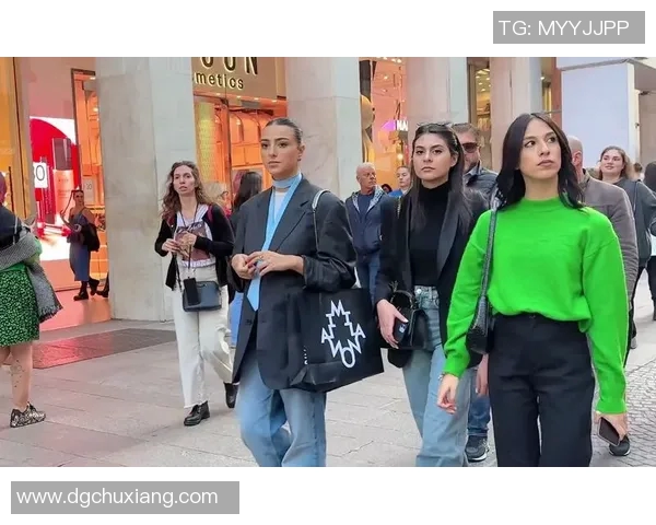 足球明星闲暇时光街头购物探秘时尚与运动的完美结合